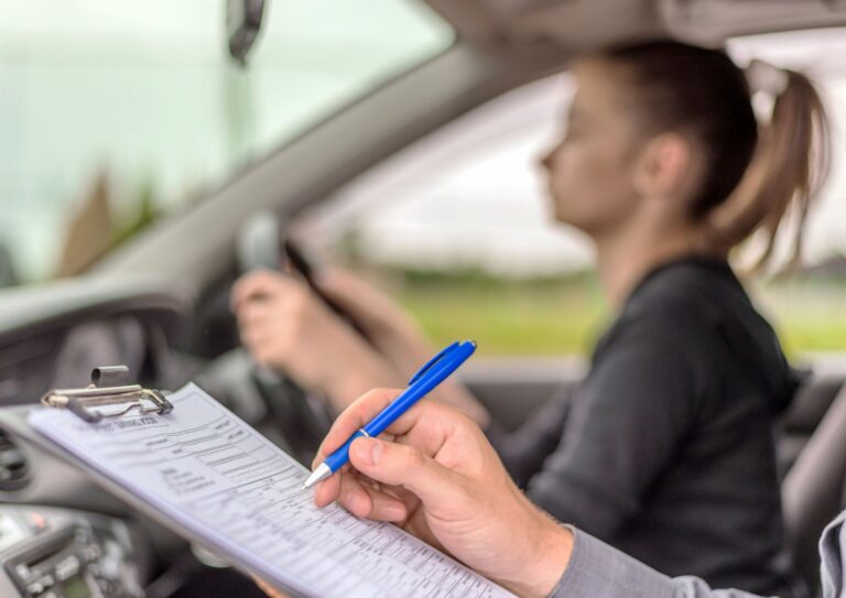 ¿Qué habilidades se evalúan al practicar el examen de conducir?
