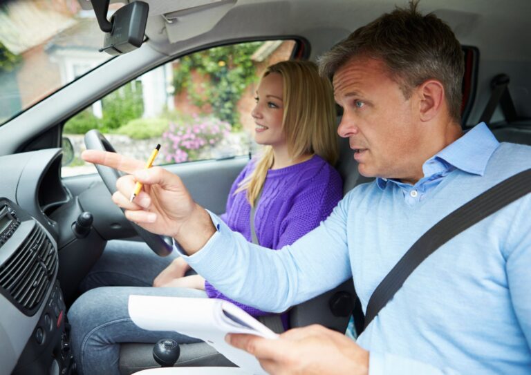 Conducir en ciudad vs. conducir en carretera: lo que aprenderás en tus clases